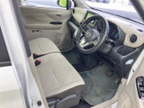 広々とした空間で、ゆったりとくつろげるシート。シートアレンジも可能で、荷物が多い時にも便利です。快適なドライブをお楽しみください。