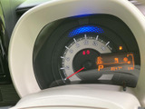 速度や燃料残量など、運転に必要な情報を一目で確認できます。視認性の高いデザインも魅力です。