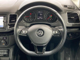 Volkswagen全車共通の上質な本革を使用した手触りのしっとりとしたステアリングです。唯一素肌が触れるハンドルは上位モデルと同じ握り心地になっております。