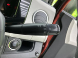 指一本で簡単に操作できるウインカーレバー。スムーズな車線変更や右左折をサポートし、安全な走行を後押しします。