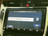 多彩な操作が可能で、目的地設定や音楽選択もスムーズに行えます。先進のインフォテインメントシステムで快適なドライブをサポートしてくれるでしょう。