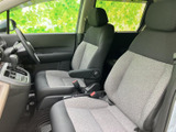運転席ドアは、操作系の配置が工夫されており、ドライバーの利便性を追求しています。細部にまでこだわった設計で、快適なドライビングをサポートします。