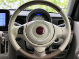 運転中の操作をスムーズにするマルチファンクションステアリング。安全運転をサポートし、快適なドライビングを演出します。