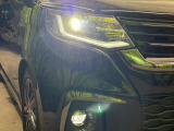 【LEDヘッドライト】悪天候や夜間走行時も良好な視界を確保し安心して運転できる高輝度LEDヘッドライトを装備!点灯速度が早く、消費電力も抑えられています。
