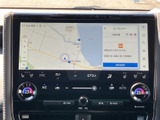 鮮明な地図表示で、スムーズなナビゲーションを実現。交通情報も確認でき、安全運転をサポートします。