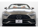 ボディカラーは有償マットカラーのAMGモンツァグレーマグノ。艶を抑えたマットな質感が、SLの流麗なボディラインの陰影を美しく浮かび上がらせ、街中でもひときわ目を引く存在感を放ちます。