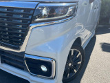 【LEDヘッドライト】悪天候や夜間走行時も良好な視界を確保し安心して運転できる高輝度LEDヘッドライトを装備!点灯速度が早く、消費電力も抑えられています。