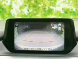 後退時には、映像を画面に表示し、安全確認をサポート。周囲の状況を把握しやすく、初心者の方にも安心です。