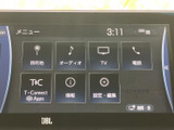 高機能なナビゲーションとオーディオシステムを搭載。目的地設定や音楽再生など、様々な操作を直感的に行えます。