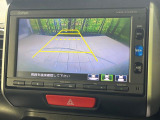 【バックカメラ】駐車時に後方がリアルタイム映像で確認できます。大型商業施設や立体駐車場での駐車時や、夜間のバック時に大活躍!運転スキルに関わらず、今や必須となった装備のひとつです!
