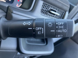 直感的な操作で安全な車線変更をサポートします。視認性の高いデザインで、周囲に存在感を際立たせます。