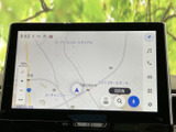 使いやすいインターフェースと多彩な機能が魅力のナビゲーションシステム。目的地設定もスムーズに行え、快適なドライブをサポートします。