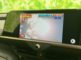 停車時にテレビ視聴が可能で、待ち時間や休憩時間を有効活用できます。家族みんなで楽しめるエンターテイメント空間を提供します。