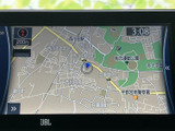 鮮明な地図表示で、スムーズなナビゲーションをサポートします。最新の交通情報も確認でき、安心ドライブを実現します。