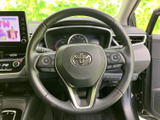 握りやすく操作しやすいステアリング。手元で様々な操作が可能で、運転中の視線移動を最小限に抑え、安全性を高めます。