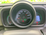 視認性の高いメーターデザイン。速度や燃料残量など、運転に必要な情報を一目で確認できます。ドライバーに安心感と信頼感を与える、機能的なデザインです。