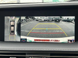 【パノラミックビューモニター】クルマを真上から見下ろした視点で駐車をサポートします。クルマの斜め後ろや真横など、いち早く障害物に気が付くことができます。