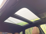 【サンルーフ】開放感たっぷりの希少装備、サンルーフが装着されています!車内に明かりを取り入れたり景色を楽しむ以外にも、車内の空気も簡単に換気できて快適です!