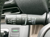 雨天時でもクリアな視界を確保。自動ワイパー機能も搭載し、運転状況に合わせて最適な速度で作動します。