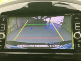広角映像をクリアに映し出すバックモニターを備え、後退時の安全をサポートします。駐車や万場での取り回しが楽になります。