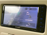 鮮明な高画質ディスプレイで、目的地までのナビゲーションやエンターテイメントをお楽しみいただけます。操作も直感的で、安心してドライブに集中できます。