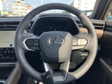 握りやすいデザインで、長時間の運転でも疲れにくいステアリング。操作も容易で、快適なドライビングをサポートします。