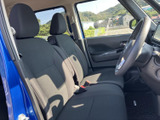 運転席も広々としており、ゆったりとくつろげる空間を確保しています。家族旅行などにも最適です。