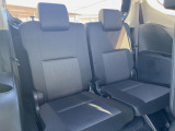 床下収納式のサードシートです。座席部分をコンパクトに収納でき、広大な荷室スペースとしてお使いいただけます!乗車人数や荷物の量など利用シーンに合わせて3列目を有効活用でき、とっても便利♪