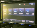 使いやすいインターフェースで、スムーズな操作が可能です。目的地設定や音楽再生など、運転中でも簡単に操作できます。