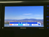 停車時にテレビ放送を視聴できます。旅先での情報収集や、ちょっとした休憩時間に楽しめる機能です。お子様連れのご家族にもおすすめです。