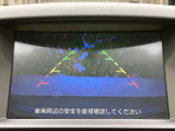 後方の状況を大画面で確認できるので、安全な後退をサポートします。駐車場での出し入れや、狭い道での運転を安心できます。