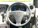 インテリアに合わせたデザインのステアリングは、運転される方のことも考え、運転しやすい形状、大きさです。是非一度、実際に触ってお確かめください。