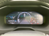 スタイリッシュなデザインと分かりやすい表示で、車両の状態を常に把握できます。運転に必要な情報を一目で確認できます。