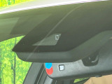 【プリクラッシュセーフティ】前方の車両等を検知し、衝突しそうな時は警報で注意を促し、ブレーキを踏む力をサポート。ブレーキを踏めなかった場合は衝突被害軽減ブレーキが作動、衝突回避をサポートします。