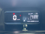 視認性の高いメーターデザインで、車両状態を一目で確認できます。運転に必要な情報を分かりやすく表示し、安心感を高めます。