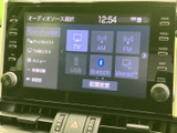 使いやすいインターフェースで、直感的な操作が可能。目的地設定や音楽再生もスムーズに行えます。