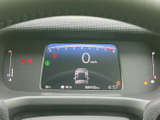 視認性の高いメーター類は、運転に必要な情報を的確にドライバーへ伝達します。デジタル表示により、様々な情報をわかりやすく確認できる環境です。