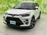 洗練されたデザインが目を引くフロント周り。存在感を放つグリルとヘッドライトの組み合わせが印象的で、個性を演出しています。