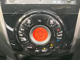 【オートエアコン】一度お好みの温度に設定すれば、車内の温度を検知し風量や温度を自動で調整。暑い&hellip;寒い&hellip;と何度もスイッチ操作をする必要はありません。快適な車内空間には必須の機能ですね♪