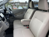 シートに座ると、広々とした空間がドライバーを包み込みます。視界も良好で、運転しやすい設計となっています。