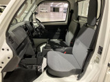 運転席周りは、必要な機能が手の届く範囲に配置されており、快適なドライビングをサポートします。