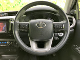 握りやすいステアリングは、運転操作をよりスムーズにします。オーディオや通話の操作もステアリング上で行えるので、運転に集中できます。快適なドライビングを追求。