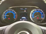 視認性の高いメーターデザインで、車の状況をひと目で確認できます。運転に必要な情報を分かりやすく表示します。