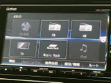 多彩なメディア再生に対応。お好みの音楽やラジオを、快適なドライブ空間で楽しめます。Apple CarPlayも利用可能です。