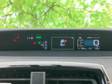 視認性の高いメーター廻りで、車の状態をひと目で確認できます。速度、燃料、エンジン状態など、必要な情報を分かりやすく表示します。