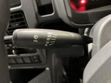 視界良好な運転をサポートするワイパーレバー。様々な運転状況に対応できる機能を備えているので、雨の日も安心です。