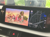 停車時に映像を楽しめる大画面モニター。目的地までのルート確認や、エンターテイメントにも活用できます。家族旅行や長距離移動の際にも重宝する機能です。