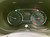 視認性の高いメーターデザイン。直感的に情報を把握でき、運転中の確認作業を軽減します。シンプルでわかりやすい表示です。