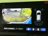 バックカメラ映像を大画面で確認でき、安全な後退をサポート。駐車時の不安を軽減し、運転をアシストします。