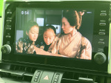 停車時に映像を楽しめる大画面モニター。家族旅行やちょっとした休憩時間に活用でき、移動時間を有効に使えます。